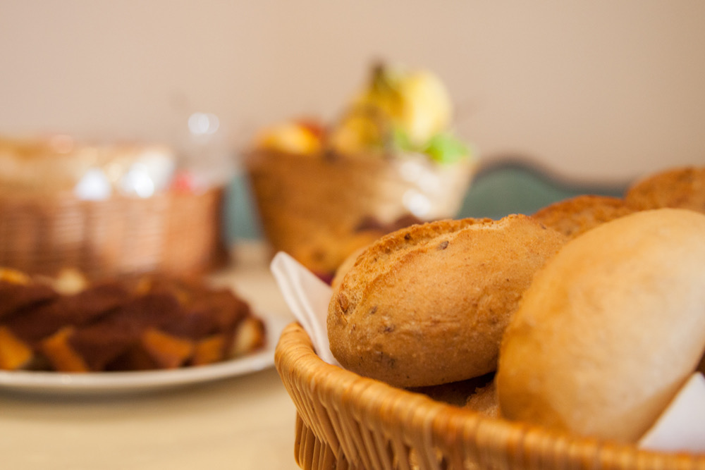 Frühstückskorb mit frischen Brötchen